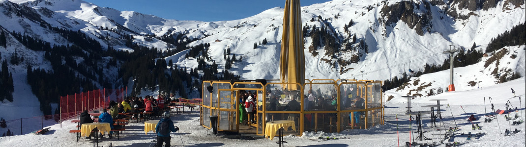 Einige wenige Schirmbars sind auch direkt an der Piste zu finden.