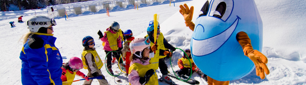 Maskottchen Gasti begleitet die Kinder am Übungshang in Dorfgastein.