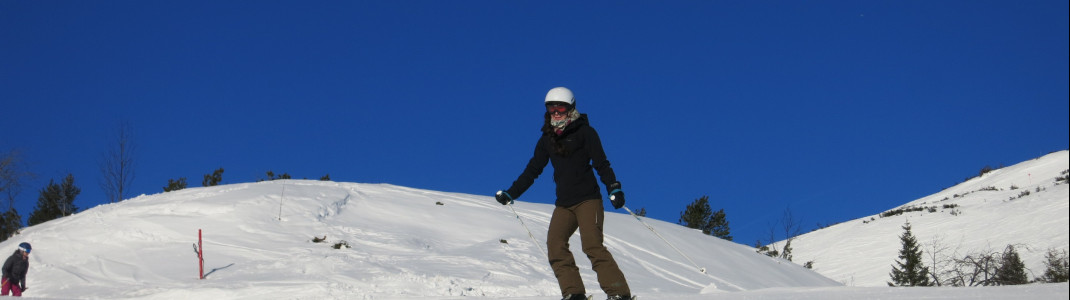 Die blau markierte Piste 14 ist sehr breit und eignet sich somit gut für Skianfänger