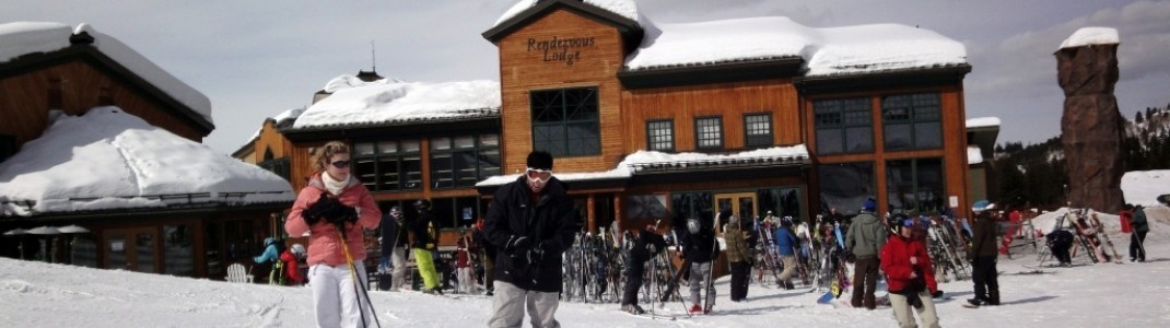 Die Rendezvous Lodge mit schöner Sonnenterrasse an der Talstation des Dreamcatcher Lifts!