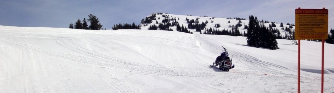 Backcountry Checklist: Oberhalb des Sesselliftes Sacajawea befindet sich die sog. "Guided Catskiing Area". Mit dem Schneemobil sucht man sich hier die schönsten Abfahrten im Tiefschnee.