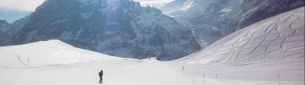 Unterwegs in Grindelwald First mit Blick auf Mönch (4107m) und Jungfrau (4158m)