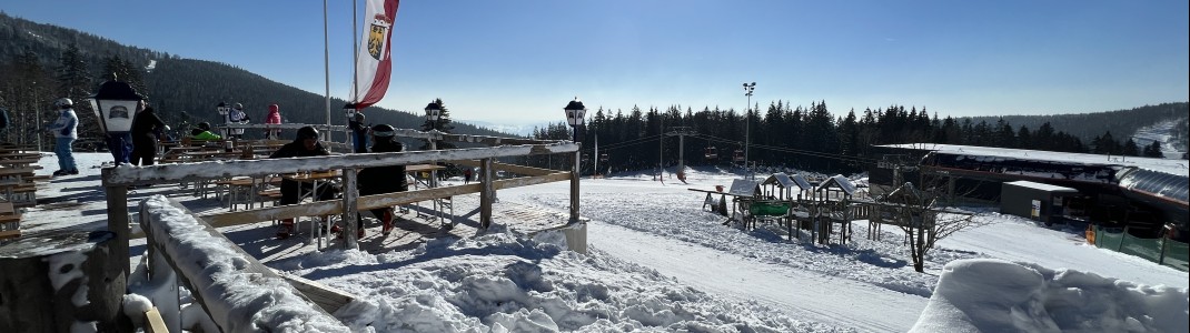 Die große Terrasse am Gasthaus zum Überleben liegt am Nachmittag in der Sonne.