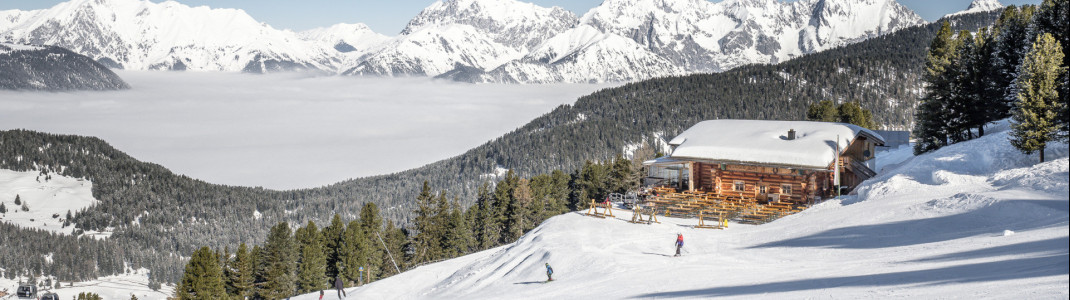 In der Kühtaile Alm kannst du dich am Kachelofen aufwärmen.