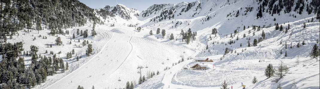 Abseits der Pisten bieten sich einige Möglichkeiten für einen Abstecher in den Tiefschnee.