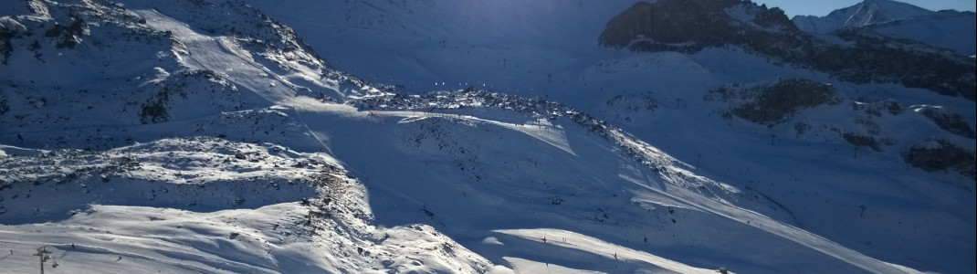 Blick über die Idalp auf die rote Carving Piste Nr. 10 vom 2732m hohen Viderjoch