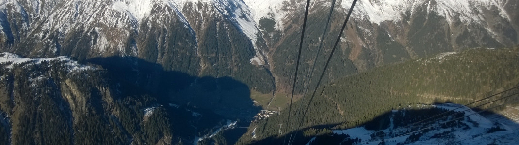 Während es im Tal noch grünt, sind die Pistenbedingungen im Skigebiet meist Mitte November schon ordentlich