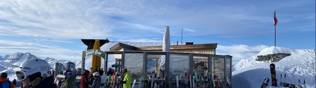 Die Gipfl'Bar Steinbergkogel läd in ruhiger Atmosphäre zu Drinks auf der Terrasse ein.