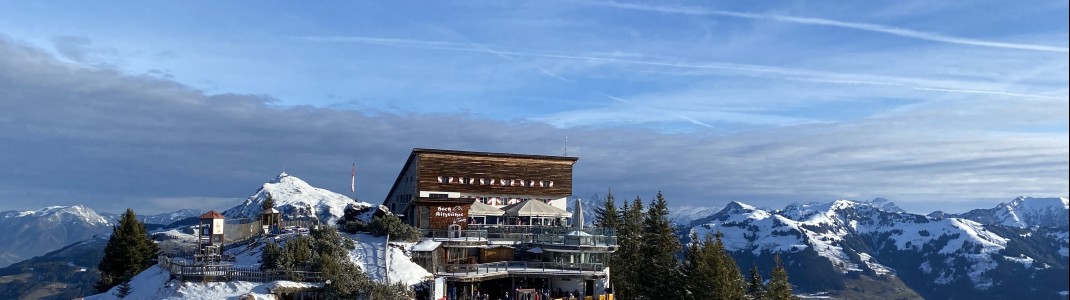 Tomschy wird von vielen aus Kitzbühel zum Aprés Ski aufgesucht. Hier erwartet einen von Mittags bis in die frühe Nacht ausgelassene Stimmung und gute Musik.