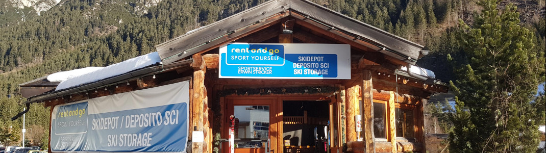 Direkt am Parkplatz befindet sich ein Skidepot mit Skiverleih.