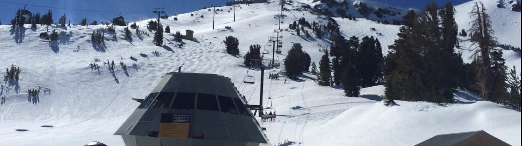 Blick auf Facelift Express und die mittelschweren Abfahrten Center Bowl und Exhibition.