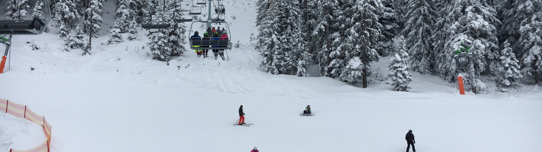 Praktisch für Familien: An vielen Bergstationen der Sesselbahnen - hier die Bahn Lärchwald - führen eine rote und eine blaue Piste ins Tal.