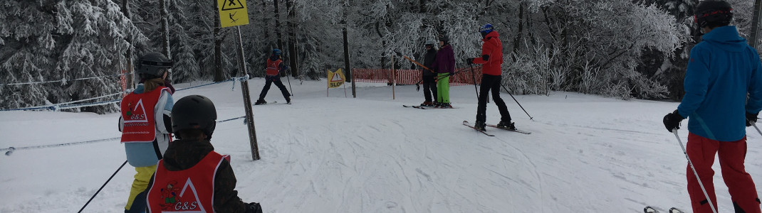 Die Skischulen vor Ort bieten allerlei Skikurse für alle Könnerstufen