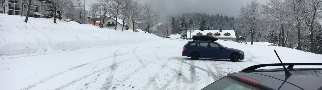 Kostenlose, großzügige Parkplätze stehen rund um das Skigebiet bereit. Auch für Busse!