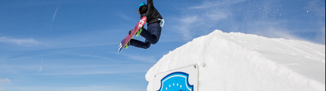 Freestyler treffen sich im spektakulären Snowpark Nassfeld im Bereich Gartnerkofel-Watschiger Alm.