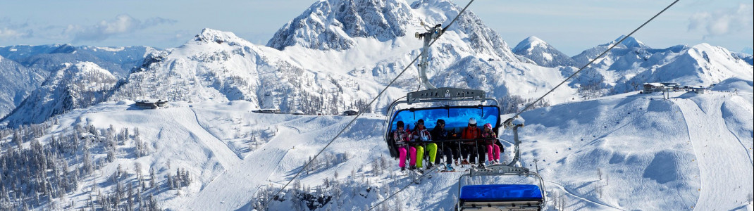 Auf der modernen Rudnigsattelbahn erhält man einen herrlichen Ausblick auf die verschneiten Berge.