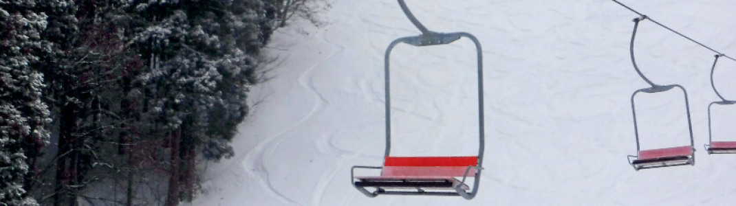 Nicht jeder Lift on Nozawa Onsen ist mit Sicherheitsbügeln ausgestattet...