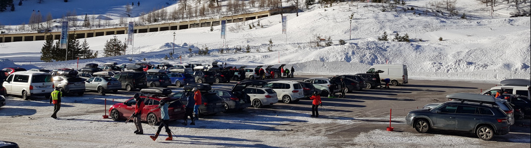 Die Parkplätze sind kostenlos.