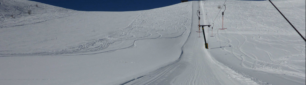 Neben den Pisten werden gerne auch mal Spuren in den Neuschnee gezogen.