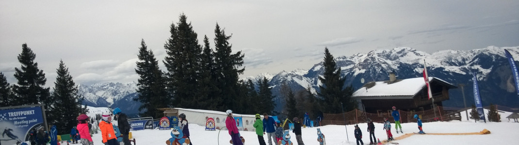 Im Kinderland an der Bergstation der Pöglbahn können erste Skiversuche gewagt werden.