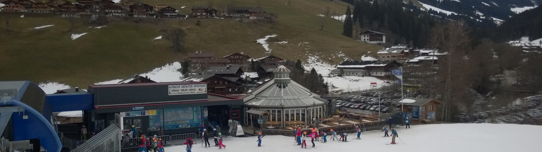 Der Schirmpub "Joe&#39;s Salettl" an der Talstation der Pöglbahn in Inneralpbach.