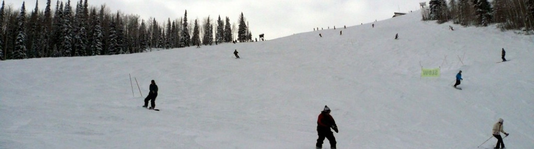 "Lightning"-Piste hinab zum "Burges Creek"-, "Four Points"- und "Storm Peak Express"-Lift!