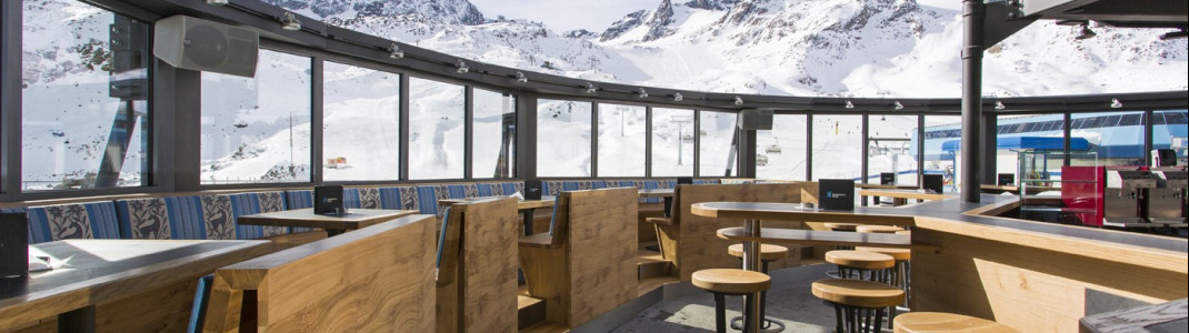 Das Schneekristall Pavillon mit geöffnetem Dach bei schönem Wetter