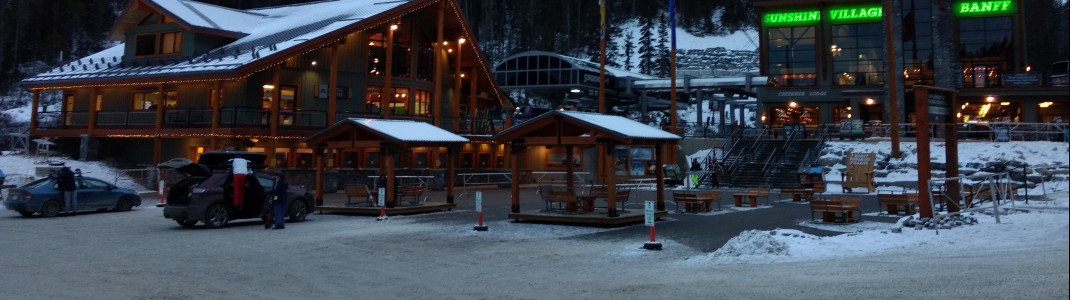 Der Parkplatz im Tal ist kostenfrei und direkt beim Skipass-Verkauf