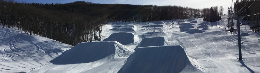 Der Golden Peak Terrain Park befindet sich neben dem Riva Bahn Express Lift.