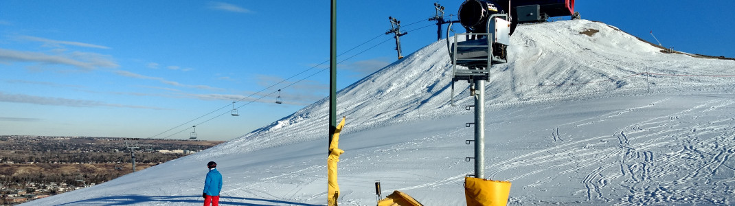 Einige Schneekanonen sorgen für die künstliche Beschneiung