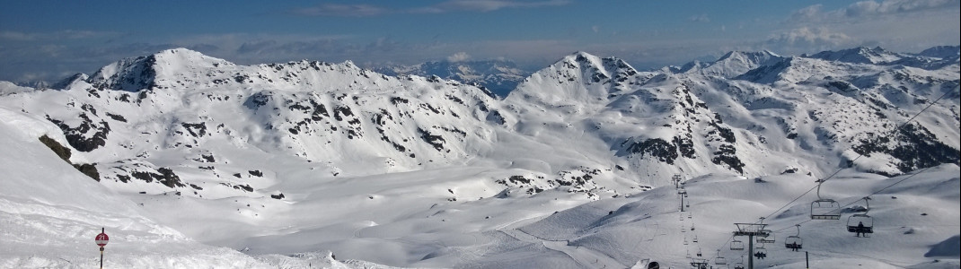Am Übergangsjoch bieten sich immer wieder Möglichkeiten kurz in den Tiefschnee abzuzweigen
