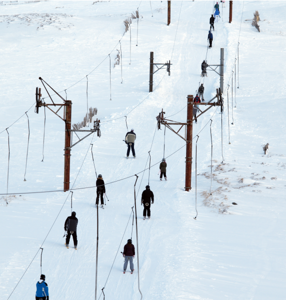 A milestone for ski tourism: the T-bar lift saved tedious ascents and opened the way for winter sports enthusiasts to enjoy more descents per day.