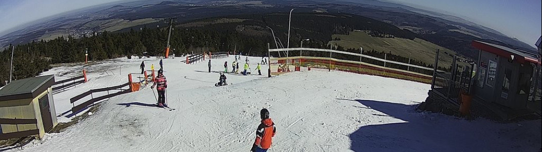 Grün im Tal, weiß nur auf den Pisten: Das Wetter stellte auch die Betreiber am Fichtelberg vor eine große Herausforderung.
