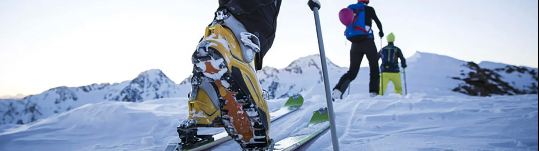 Skitourengeher gelangen im Ultental vom Talboden aus bis hoch zu den Berggipfeln.