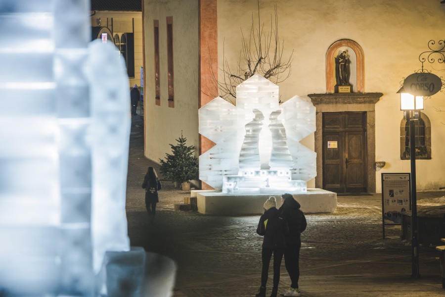 Im Grödnertal wird Tradition groß geschrieben. Im Winter kannst du außerdem einzigartige Schneefiguren bestaunen.