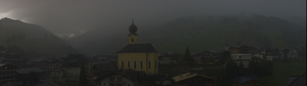 Über Saalbach trafen am Donnerstag gegen 18 Uhr zwei Gewitterzellen aufeinander. Hier ein Webcamblick auf den Ort, als der Regen startete.