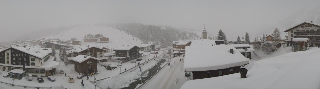 Blick vom Sport Strolz in Lech über den Skiort am Arlberg.