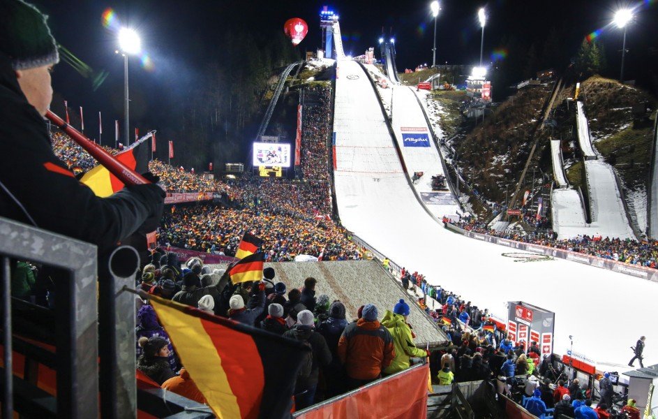 Das Auftaktspringen in Oberstdorf findet bei Flutlicht statt.