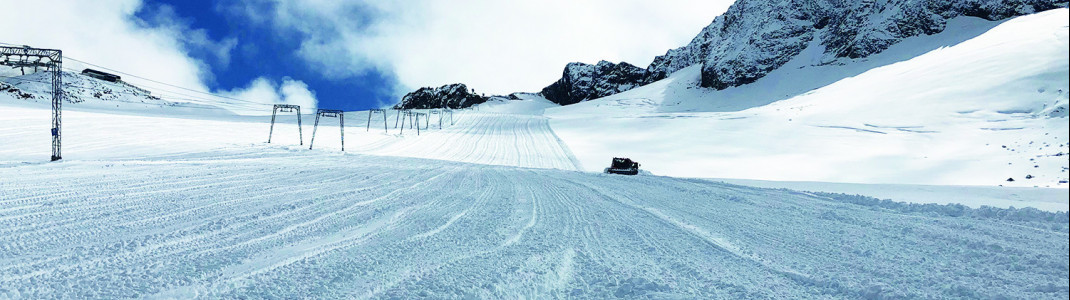 Nach den Schneefällen am Wochenende laufen die Vorbereitungen für den Saisonstart am Stubaier Gletscher auf Hochtouren.
