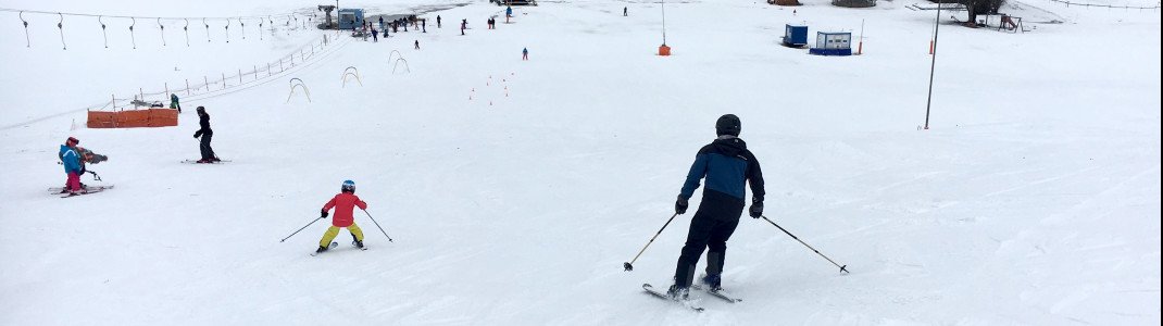 Wenige Besucher und viel Platz bietet die blaue Abfahrt im kleinen Skigebiet Mitterland-Thiersee im Kufsteinerland.