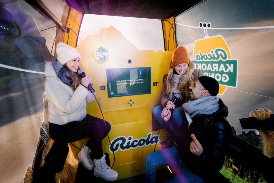 In der Ricola Karaoke-Gondel stehen euch ein Bildschirm und zwei Mikrofone zur Verfügung.