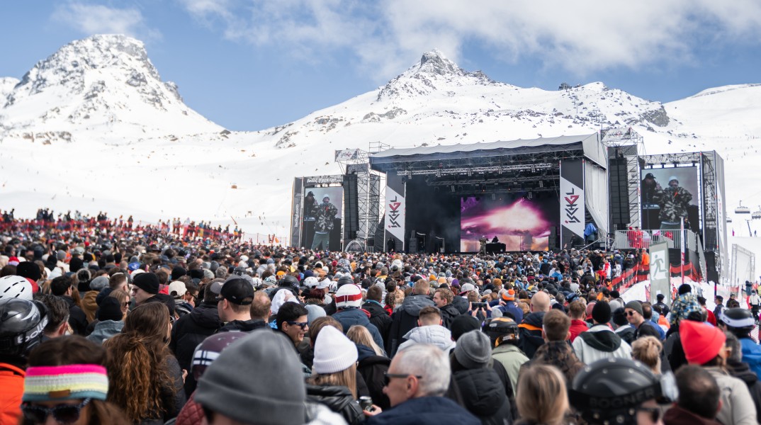 Auf einer riesigen Open-Air-Bühne mitten im Skigebiete finden in Ischgl im Frühjahr gleich vier Konzerte statt.