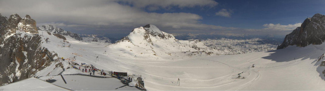 Noch scheint die Sonne, aber die Wolken kommen: Am Dachstein sollen am Wochenende über 50 Zentimeter Neuschnee fallen. (Webcam-Bild vom 17. März)