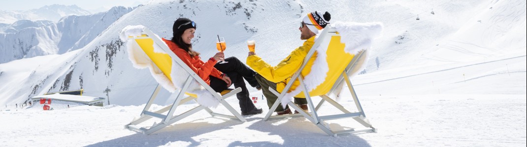 Im Liegestuhl entspannen und beim Aperitif die traumhafte Aussicht genießen - so entspannt geht Winterurlaub in Serfaus-Fiss-Ladis.