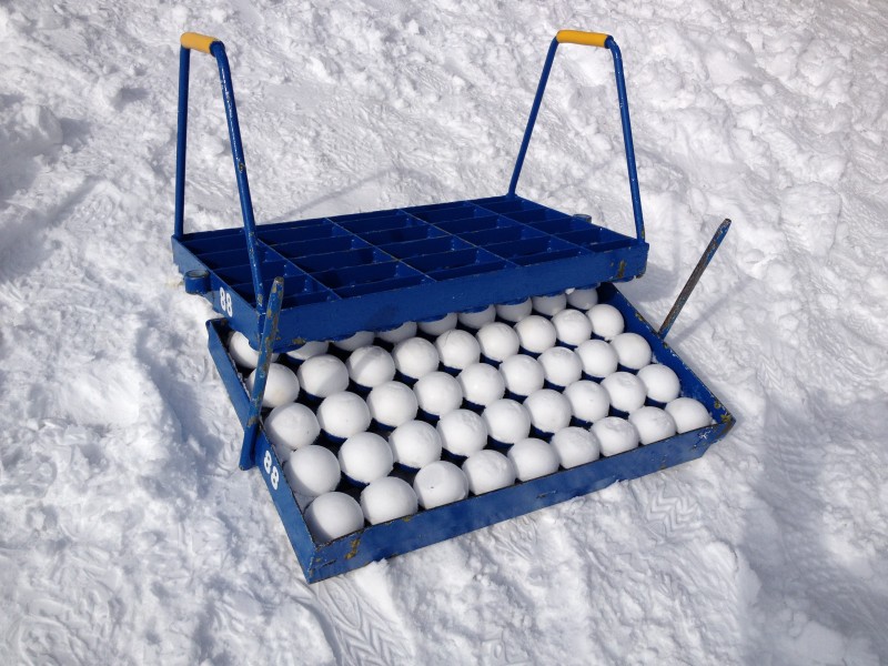 Eine spezielle Schneeballmaschine aus Finnland sorgt dafür, dass jeder Ball die optimalen Anforderungen an Größe und Konsistenz erfüllt.