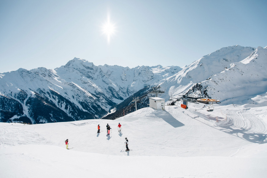 Sonnenschein und traumhafte Aussicht - das erwartet dich im Skigebiet Trafoi.