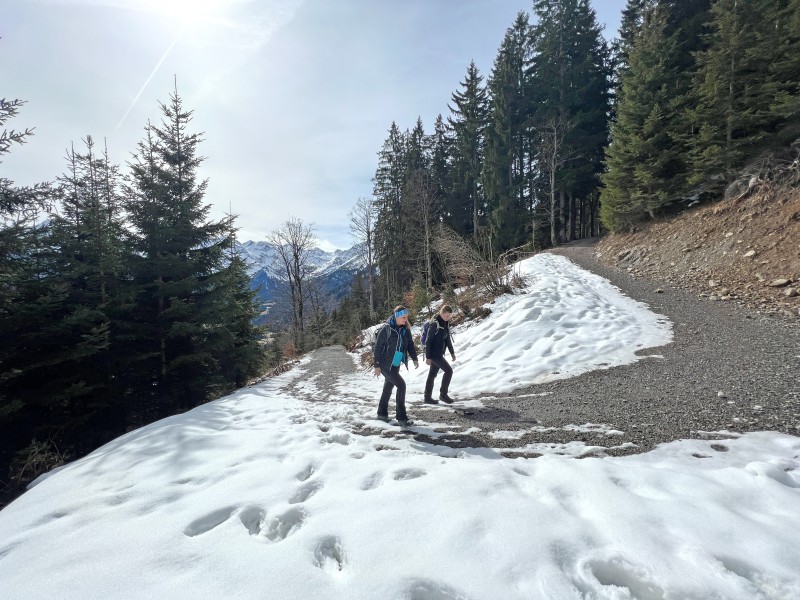 Vor einer Wanderung in der Übergangszeit solltest du dich informieren, welche Wege schon begehbar sind.