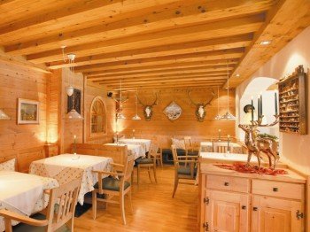 Cosy Tirolian stube for dinner