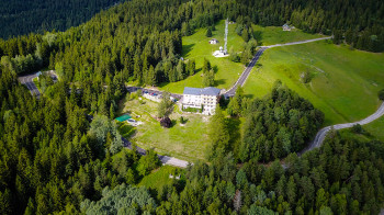 drone vue cote montagne