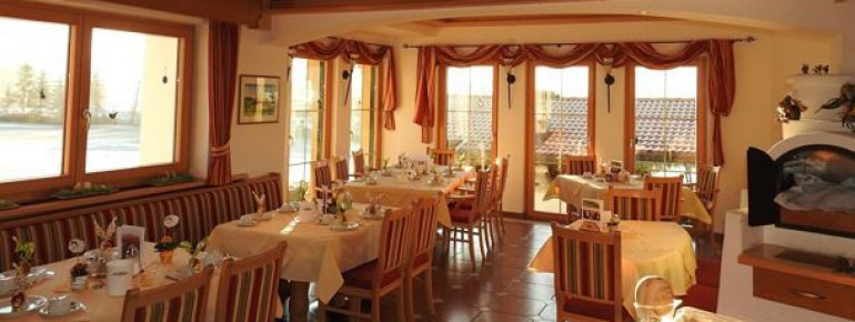 Gemütlicher Speiseraum mit Buffet